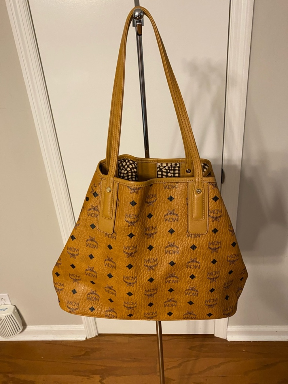 MCM Medium Tote w/Pouch - Picture 5 of 9